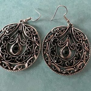 Silver earring with emerald gems